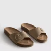 Sandalias tipo mule con correa y hebilla