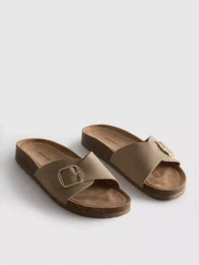 Sandalias tipo mule con correa y hebilla
