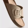 Sandalias tipo mule con correa y hebilla