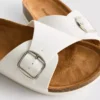 Sandalias tipo mule con correa y hebilla