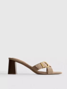 Sandalias tipo mule con tacón grueso y hebilla
