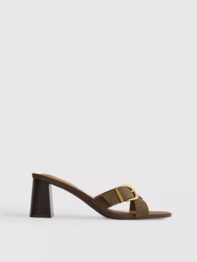 Sandalias tipo mule con tacón grueso y hebilla