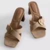 Sandalias tipo mule con tacón grueso y hebilla