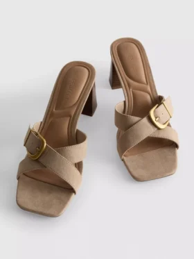 Sandalias tipo mule con tacón grueso y hebilla