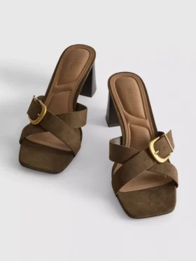 Sandalias tipo mule con tacón grueso y hebilla