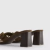 Sandalias tipo mule con tacón grueso y hebilla