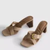 Sandalias tipo mule con tacón grueso y hebilla