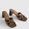 Sandalias tipo mule con tacón grueso y hebilla