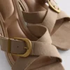 Sandalias tipo mule con tacón grueso y hebilla