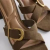 Sandalias tipo mule con tacón grueso y hebilla