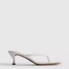 Sandalias tipo mule con zapatos de tacón y tiras entre los dedos