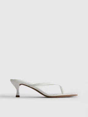 Sandalias tipo mule con zapatos de tacón y tiras entre los dedos