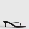 Sandalias tipo mule con zapatos de tacón y tiras entre los dedos