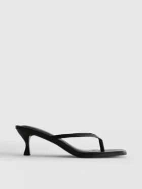 Sandalias tipo mule con zapatos de tacón y tiras entre los dedos