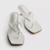 Sandalias tipo mule con zapatos de tacón y tiras entre los dedos