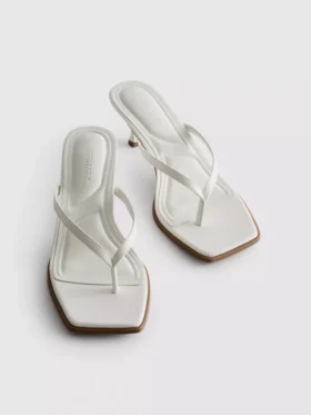 Sandalias tipo mule con zapatos de tacón y tiras entre los dedos