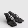 Sandalias tipo mule con zapatos de tacón y tiras entre los dedos