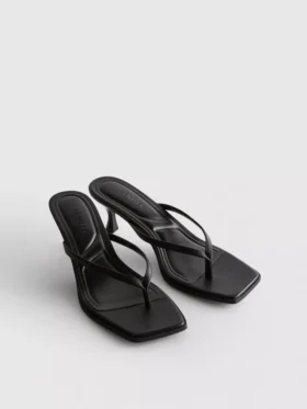 Sandalias tipo mule con zapatos de tacón y tiras entre los dedos