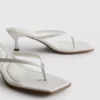 Sandalias tipo mule con zapatos de tacón y tiras entre los dedos