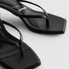 Sandalias tipo mule con zapatos de tacón y tiras entre los dedos