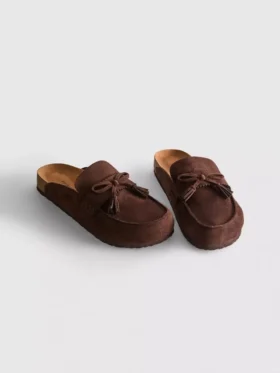 Sandalias tipo zueco con borlas de ante sintético