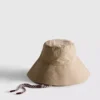 Sombrero de pescador con correa bajo la barbilla