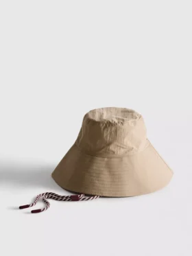 Sombrero de pescador con correa bajo la barbilla