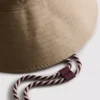 Sombrero de pescador con correa bajo la barbilla