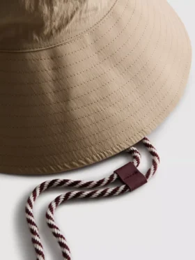 Sombrero de pescador con correa bajo la barbilla