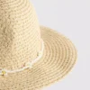 Sombrero tejido con abalorios