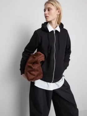 Sudadera con capucha y cremallera imprescindible