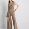 Top ajustado con cuello en V y detalles metálicos