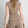 Top ajustado con cuello en V y detalles metálicos