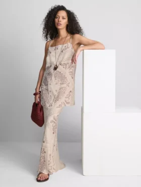 Top camisero largo de satén arrugado de Paula Echevarría