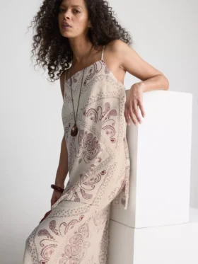 Top camisero largo de satén arrugado de Paula Echevarría