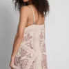 Top camisero largo de satén arrugado de Paula Echevarría
