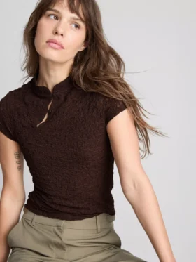 Top con cuello alto texturizado