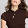 Top con cuello alto texturizado