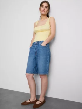 Top corsé de crepé con cuello cuadrado