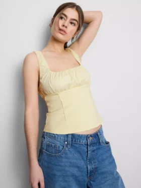 Top corsé de crepé con cuello cuadrado
