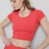 Top corto con cuello redondo supersuave