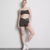 Top corto deportivo con espalda cruzada y ribetes en contraste