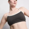 Top corto deportivo con espalda cruzada y ribetes en contraste