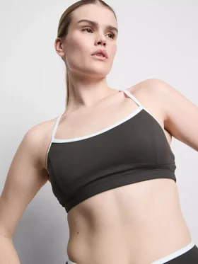 Top corto deportivo con espalda cruzada y ribetes en contraste