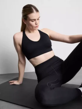 Top corto deportivo sin costuras con espalda cruzada