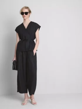 Top cruzado de lino con cuello en V de The Edit
