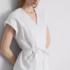 Top cruzado de lino con cuello en V de The Edit