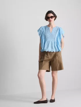 Top de algodón bordado con mangas festoneadas