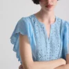 Top de algodón bordado con mangas festoneadas