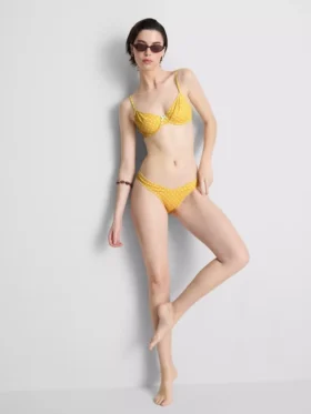 Top de bikini con aros, escote corazón y lunares